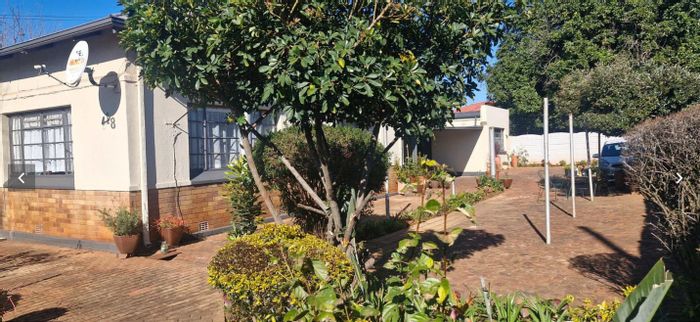 Charming Primrose house for sale with spacious cottage and ample living areas.
