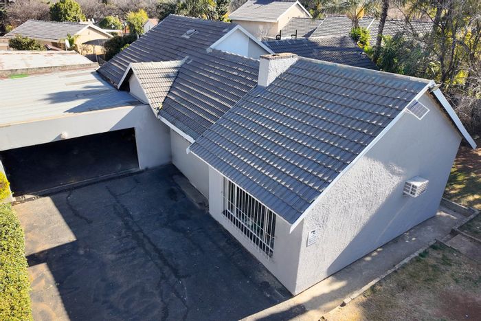 For Sale: Hurlyvale House with solar power, flatlet, pool, and secure parking.