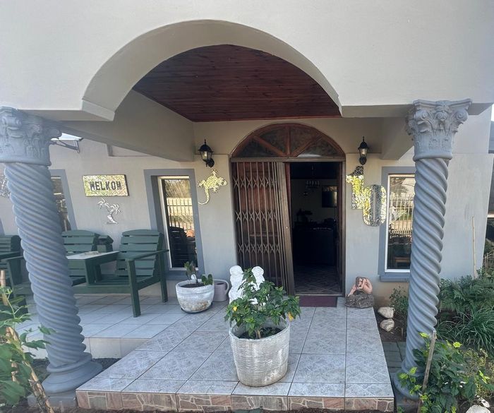 Manor Heights House For Sale: Spacious home with pool, bar, and ample parking.