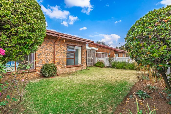 Eden Glen Townhouse For Sale: 2 beds, pet-friendly garden, secure complex amenities.