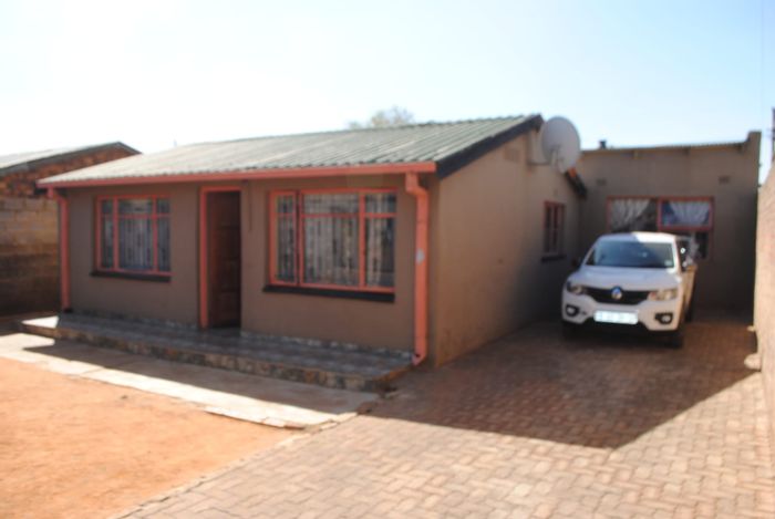 For Sale: House in Naledi with 4 bedrooms, rental potential, large yard.