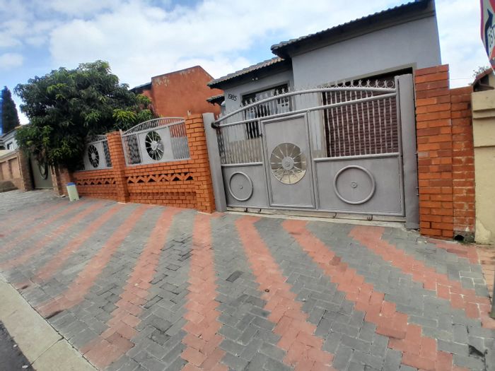 For Sale: House in Klipfontein View with 4 bedrooms, garage, and paved yard.