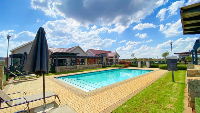 Glen Marais Apartment For Sale: Family amenities, security, and convenient shopping nearby.
