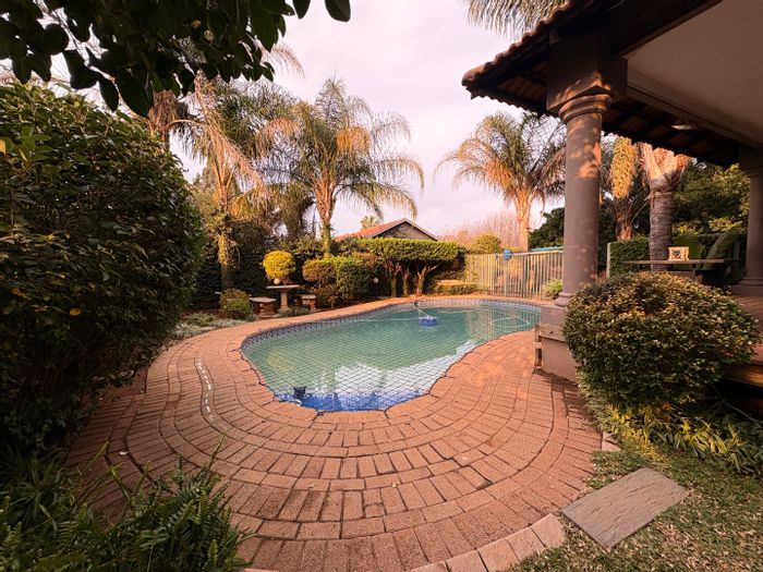 House for Sale in Wilkoppies: 3 bedrooms, pool, flatlet, and security features.