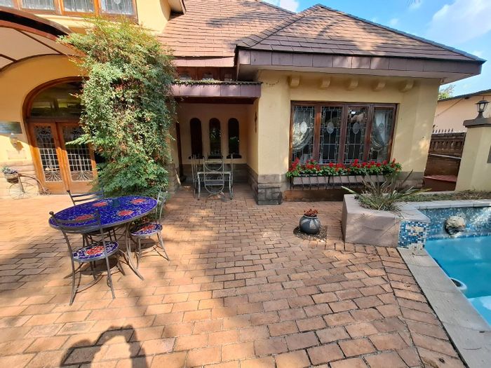 For Sale: Arcadia House with 12 bedrooms, dual kitchens, pool, and expansion potential.