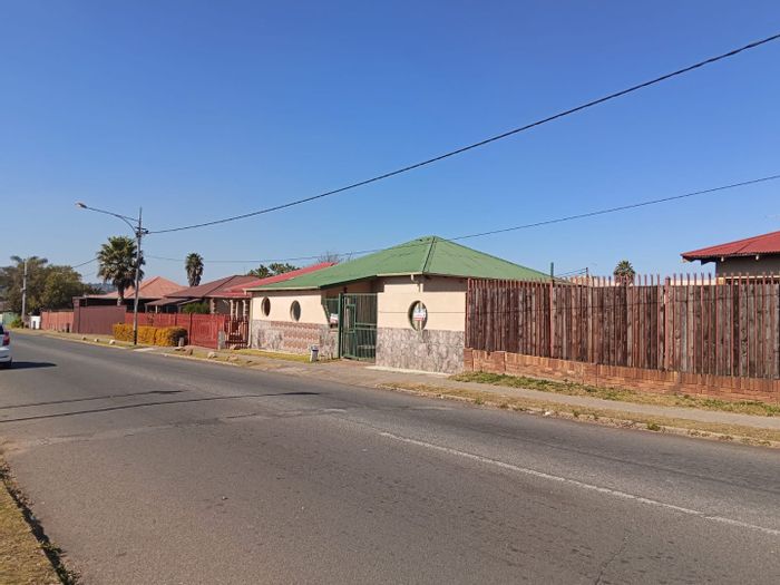 For Sale: House in Krugersdorp West with 3 bedrooms, large yard, and outbuildings.
