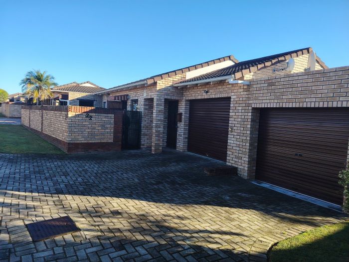 Walmer Downs Townhouse For Sale: Secure complex, garden, braai room, solar panels.