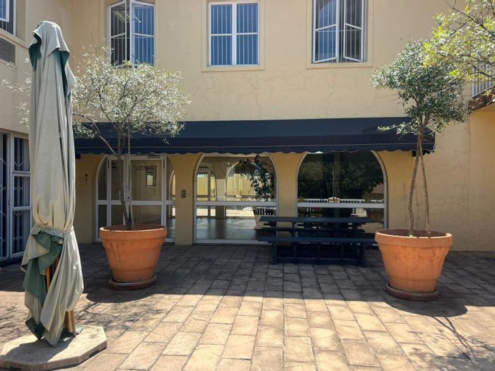 Hyde Park Commercial Office Space To Rent: Amenities include parking, café, and security.