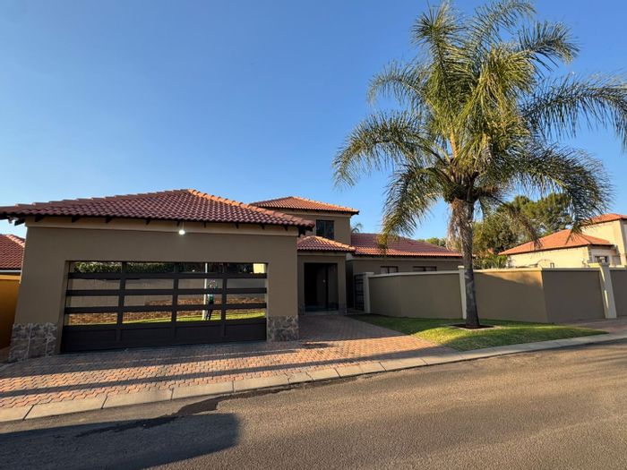 For Sale: Townhouse in Wilkoppies with 3 en-suite bedrooms, pool, and double garage.