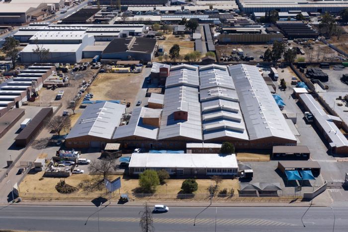 Industrial Property For Sale in DUNSWART: Versatile units, secure access, prime location.