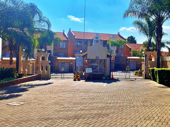 Celtisdal Townhouse For Sale: 2 bedrooms, private garden, secure complex amenities.