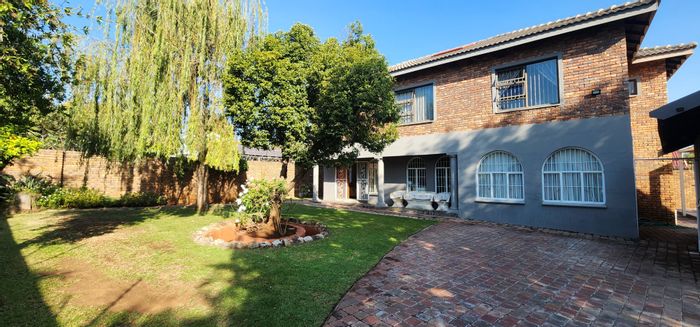 Erasmia House For Sale: 4 bedrooms, pool, double garage, open-plan living.