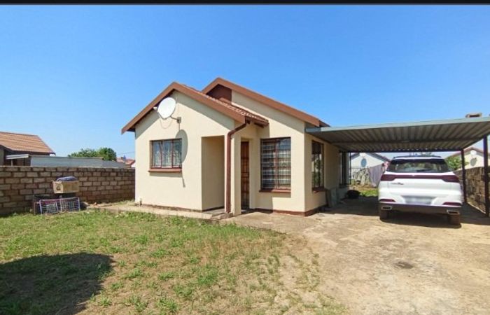 2 Bedroom House For Sale in Soshanguve Ext, with fitted kitchen and secure carport.