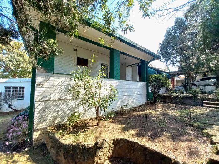 For Sale: House in Eastleigh Ridge with pool, cottages, and ample parking.