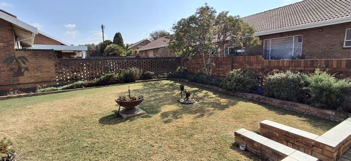 For Sale: Spacious Barvallen Townhouse with 3 bedrooms, study, and double garage.