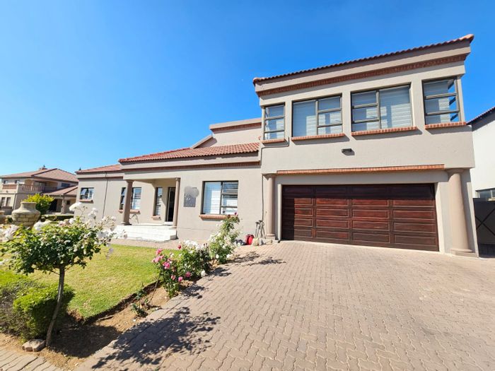 For Sale: House in Crescent Wood Country Estate with pool, tennis court, and inverter.