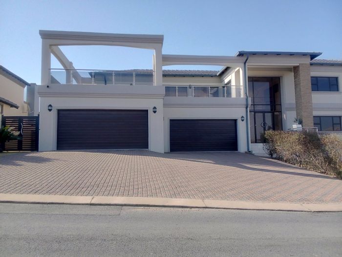 For Sale: House in Blue Valley Golf Estate with 5 en-suite bedrooms, pool, cinema.