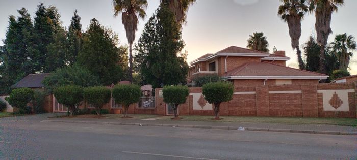 Lenasia Ext 7 House For Sale: 5 beds, pool, lapa, ideal for home business.