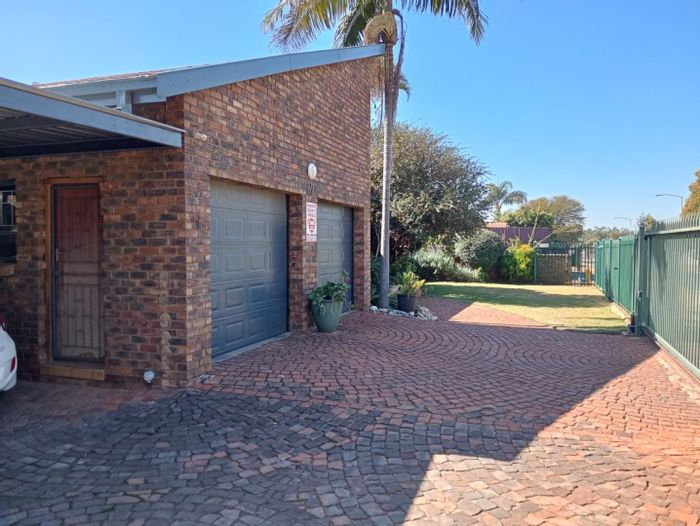 3-Bedroom House with 2 Flats For Sale in Ninapark, Ideal for Families and Investors.