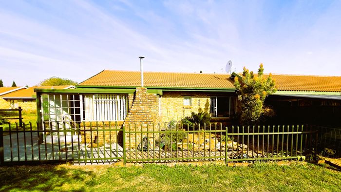 Townhouse for Sale in Kleinfontein AH: 1.5 Bedrooms, garden, secure parking, community amenities.