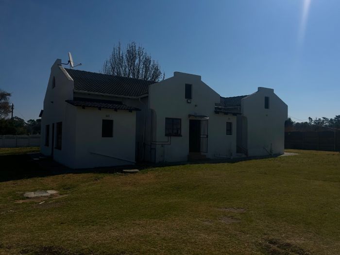 5-Bedroom House To Rent in Cloverdene with pool, ensuite bathrooms, and security.