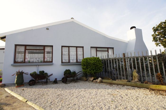 Wavecrest House For Sale: Enclosed yard, braai area, spacious rooms, close to amenities.