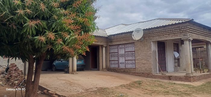 For Sale: House in Lenyenye, 4 bedrooms, large yard, double garage, prepaid electricity.