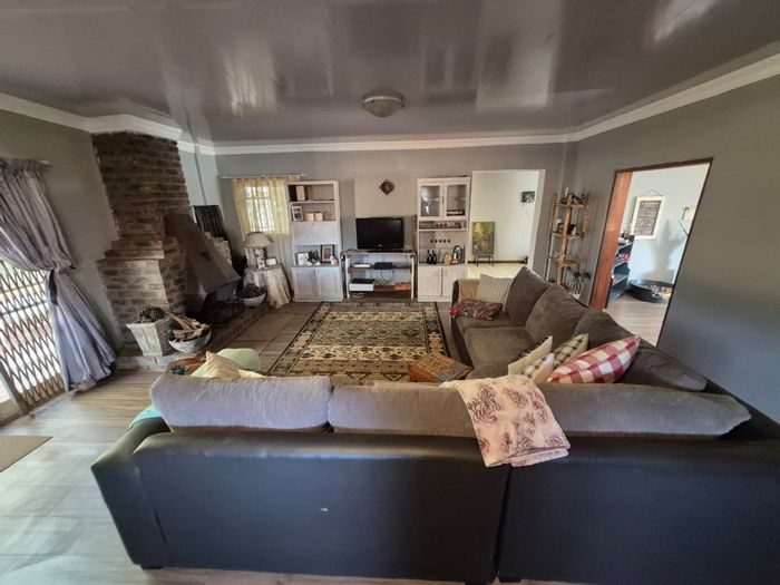 Spacious 5-bedroom house with pool, garages, and outdoor space in Bashewa AH.