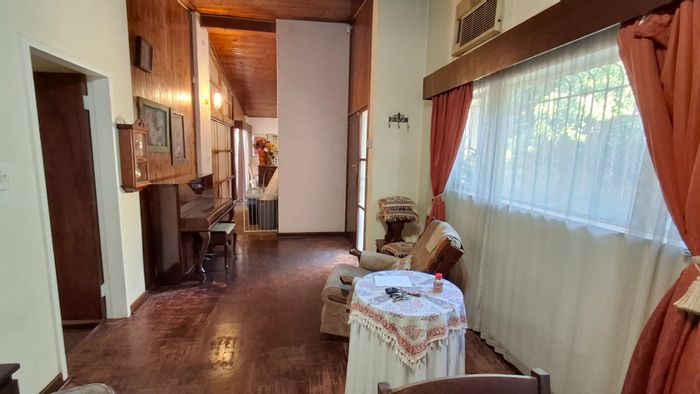 4-Bedroom House in Sinoville For Sale: Spacious living, garden, and prime location.