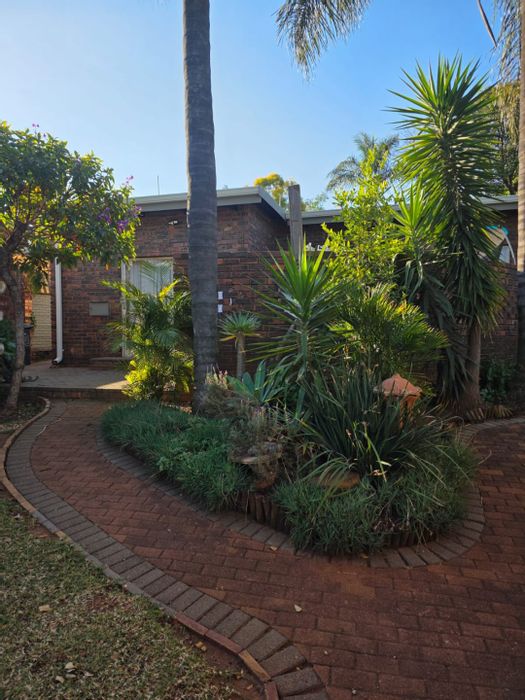 For Sale: House in Mountain View with pool, outdoor boma, and spacious yard.