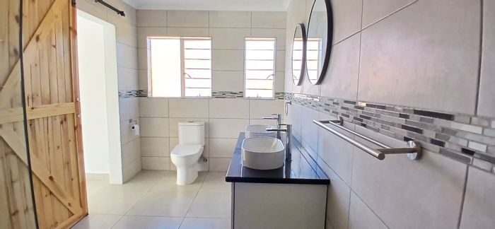 Heuweloord House For Sale: Spacious family home with pool, flatlet, and ample parking.