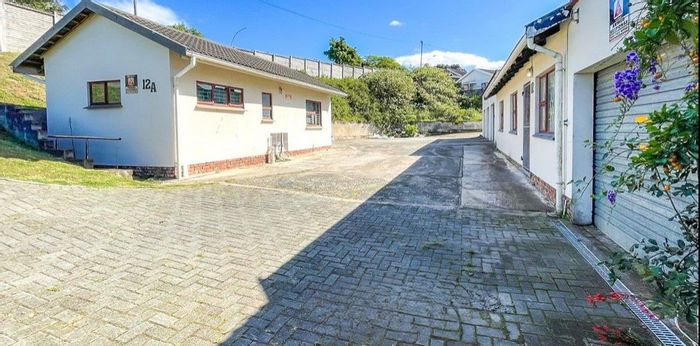 Versatile House in Amalinda North For Sale: 4 beds, granny flat, ample garages.