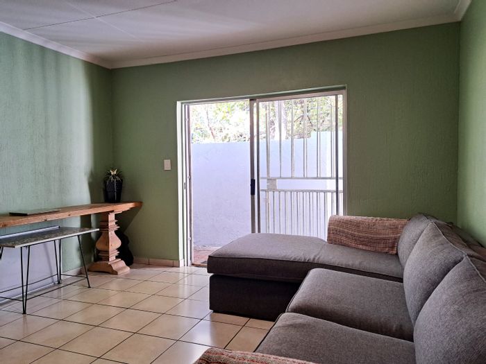 Vorna Valley Apartment To Rent: 2 bedrooms, pool, garden, secure parking.