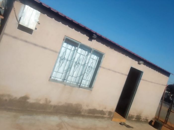 For Sale: 2-bedroom house in Etwatwa with open plan living and outside structure.