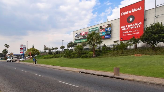 Commercial unit to rent in Randpark Ridge, near major retailers and dining options.