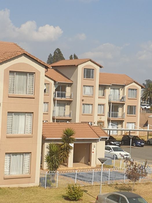 Kleinfontein Apartment For Sale: 2 bedrooms, secure complex, pool access, close to schools.