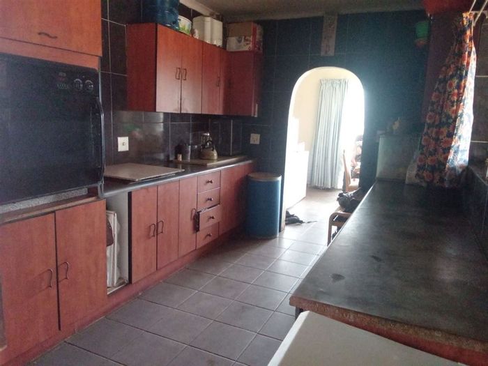 For Sale: House in Modder East with 3 bedrooms, 2 bathrooms, spacious lounge.