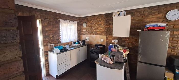 For Sale: 2-bedroom apartment in Elspark with open-plan living and ample storage.