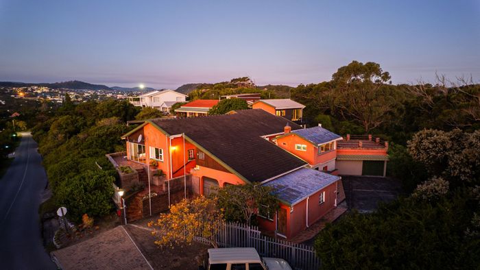 Kingfisher Creek House For Sale: 4 en-suite bedrooms, ocean views, versatile living options.