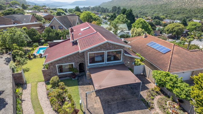 For Sale: House in Groenvallei with pool, entertainment area, and spacious bedrooms.