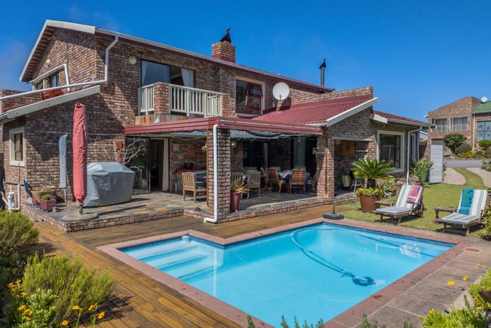 For Sale: House in Groenvallei with pool, entertainment area, and spacious bedrooms.