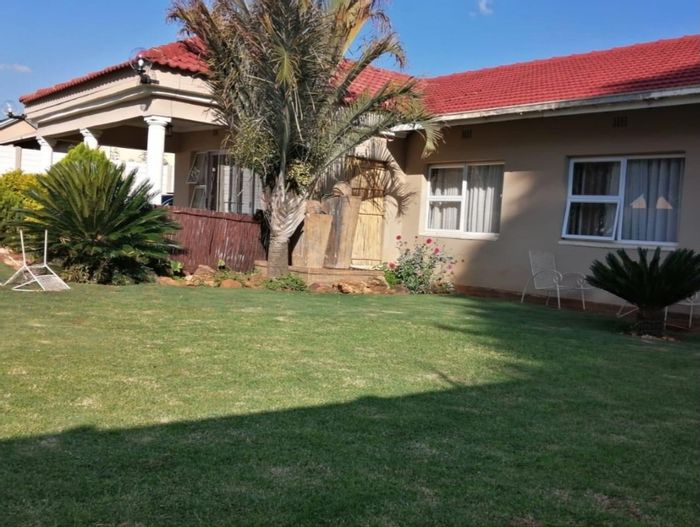 For Sale: 7-Bedroom House in Clayville with Double Garage and Spacious Garden.