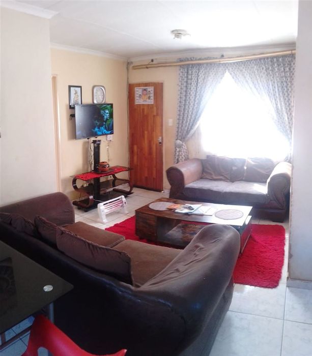 House For Sale in Windmill Park: 3 bedrooms, spacious lounge, functional kitchen.