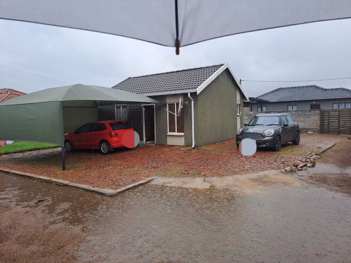2-Bedroom House For Sale in Savanna City with Spacious Yard and Carport.
