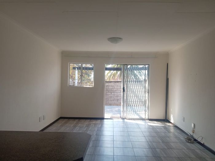 Townhouse To Rent in Greenstone Hill: 2 beds, communal pool, secure estate.
