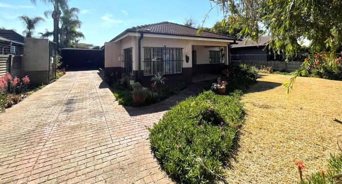 Claremont House For Sale: 3 bedrooms, 2 flats, pool, double garage, ample parking.