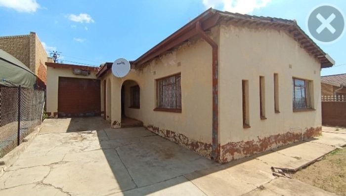 For Sale: House in Mabopane Central with 3 bedrooms, garage, and spacious yard.