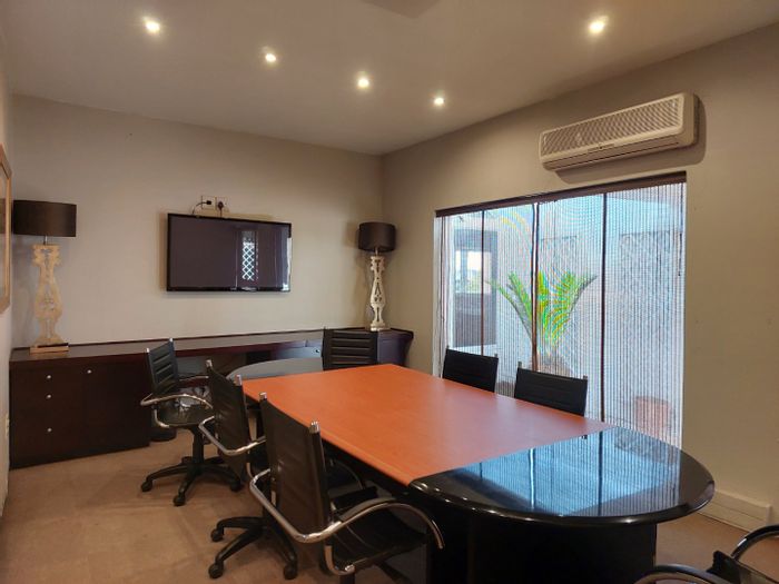 Commercial office to rent in Woodmead Office Park with multiple amenities and parking.