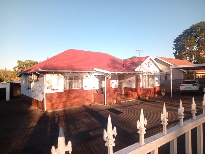 Pelham House For Sale: 5 beds, 4 baths, dual-living, pool, and flatlets.