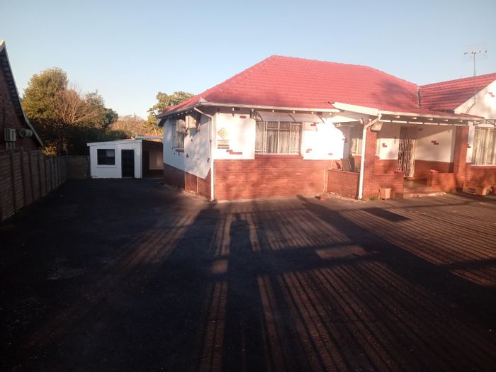 Pelham House For Sale: 5 beds, 4 baths, dual-living, pool, and flatlets.